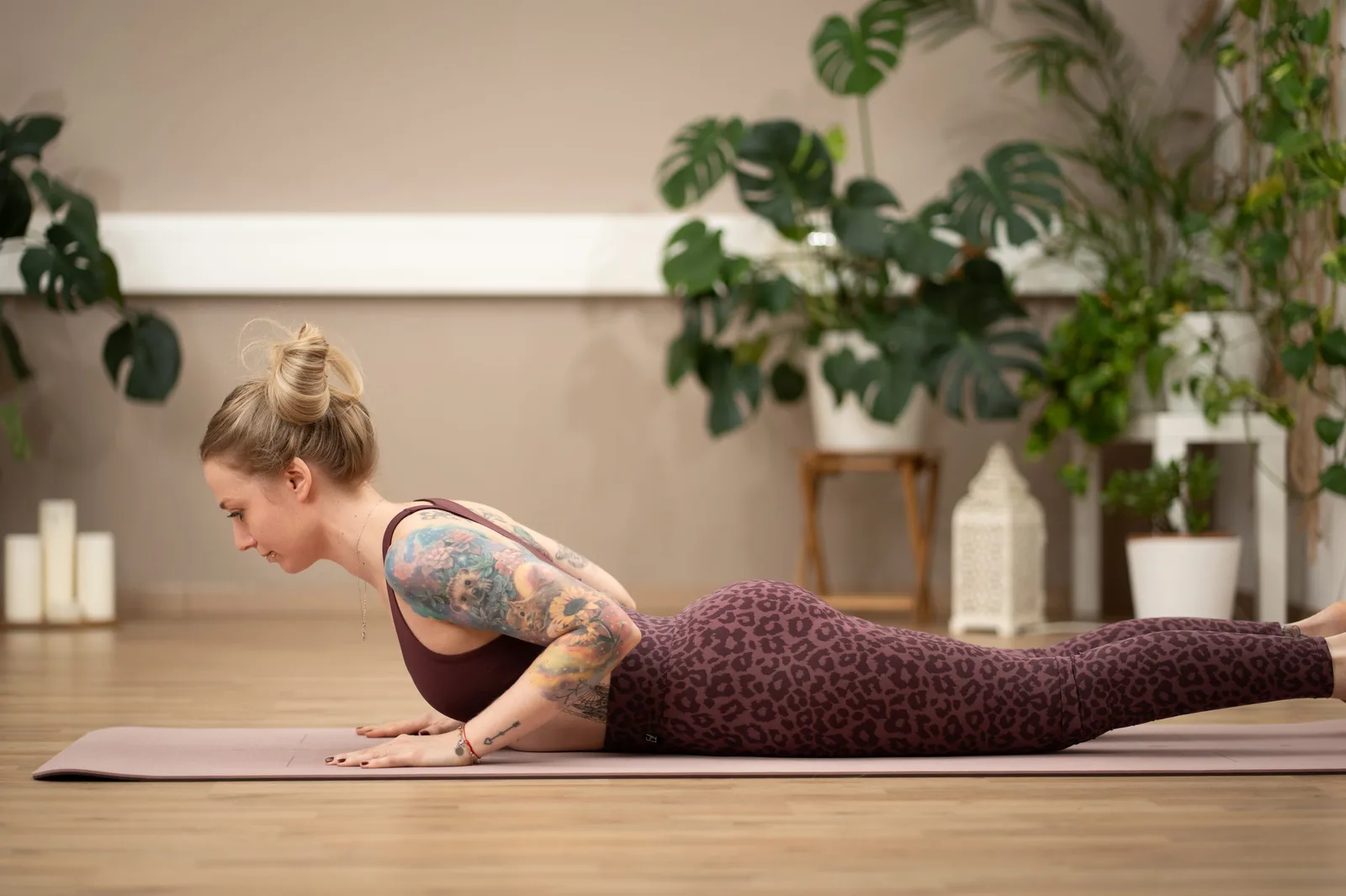 Melanie Hofer bei einer Pilates-Übung auf der Matte